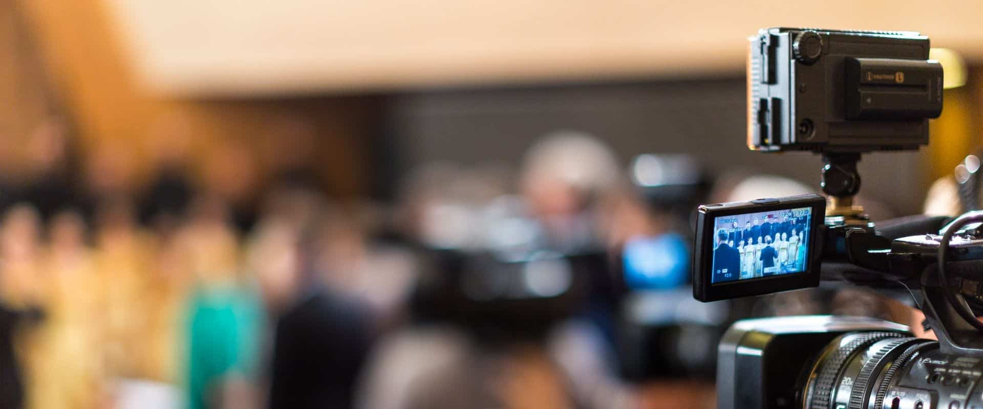 Header conference crowd 01